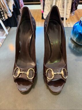 Gucci Brown Patent Leather Peep-Toe Heels with Gold Horsebit